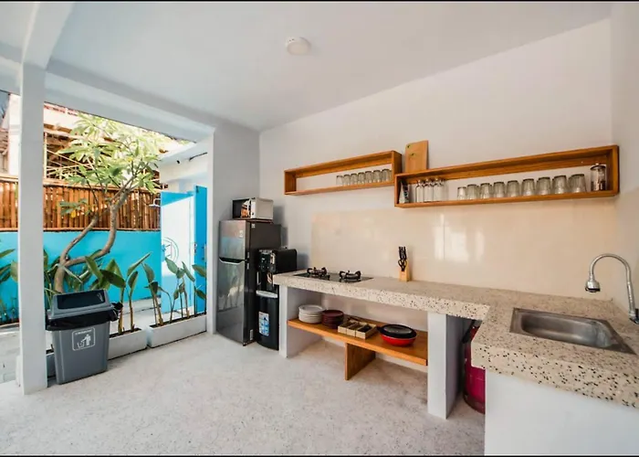 Greek House: W/desk + Shared Pool&kitchen /5 Canggu