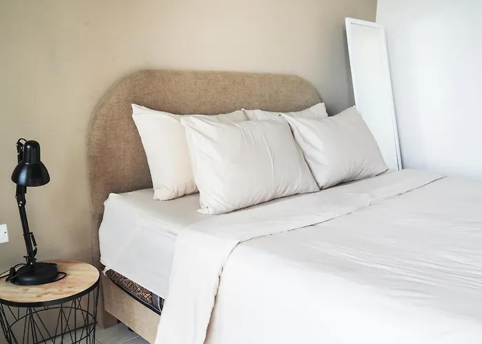 Greek House: W/desk + Shared Pool&kitchen /5 3* Canggu